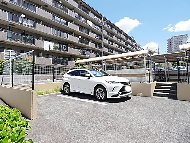 ロイヤルコンフォート日進の駐車場