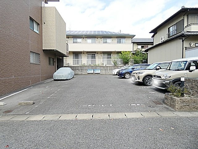 レージュ竹の山の駐車場