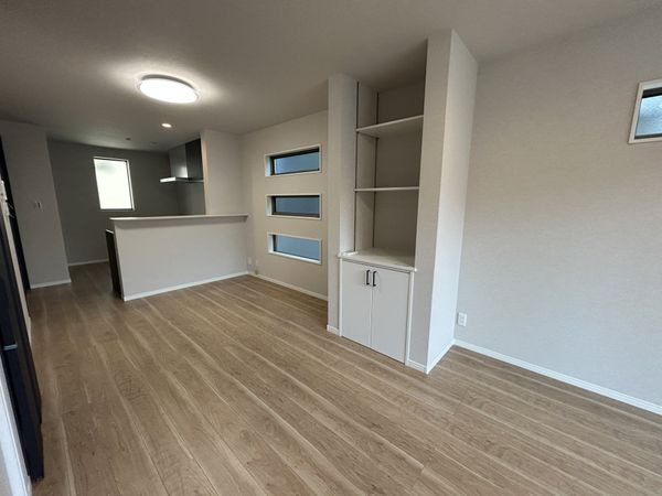 摂津市東別府2丁目　新築戸建の居間・リビング|使いやすいリビングです