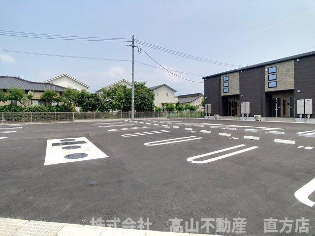 直方市大字感田のアパートの駐車場