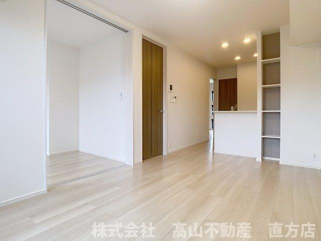 直方市大字感田のアパートの居間・リビング