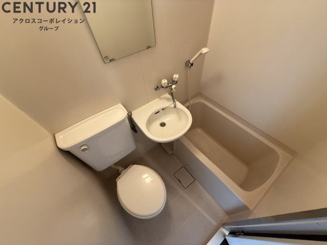 浴室内にトイレがあります！