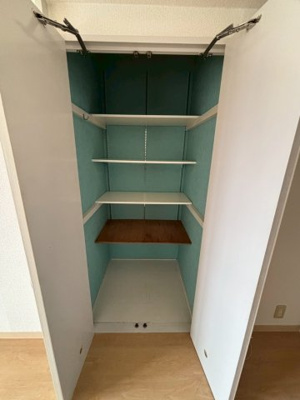 【収納】 | 昭島つつじが丘ハイツ3号棟 | ※クリーニング前の写真です。
リビング収納です