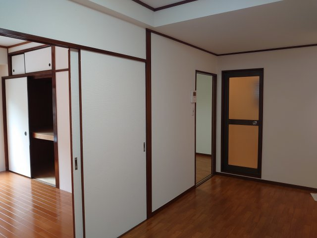 滝口マンションの居間・リビング|別部屋の参考写真です。