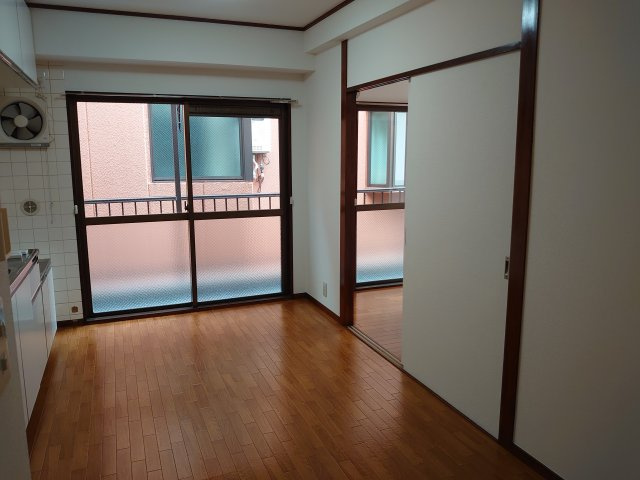 滝口マンションの居間・リビング|別部屋の参考写真です。