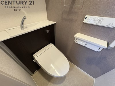 温水洗浄便座付きのトイレです♪