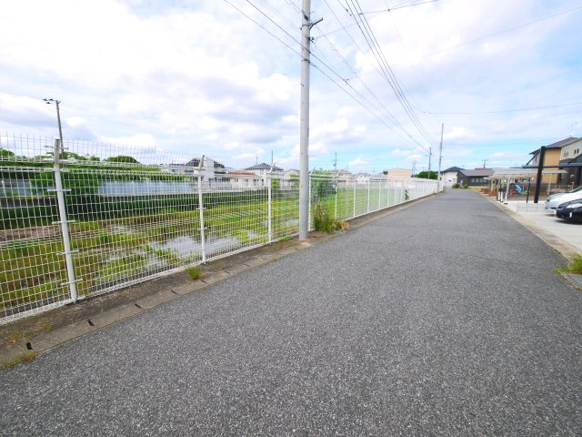 茂原市ゆたか　中古戸建の前面道路含む現地写真|令和6年11月築 駐車4台可都市ガス上下水JR外房線新茂原駅徒歩約10分 太陽光発電 閑静な分譲地内