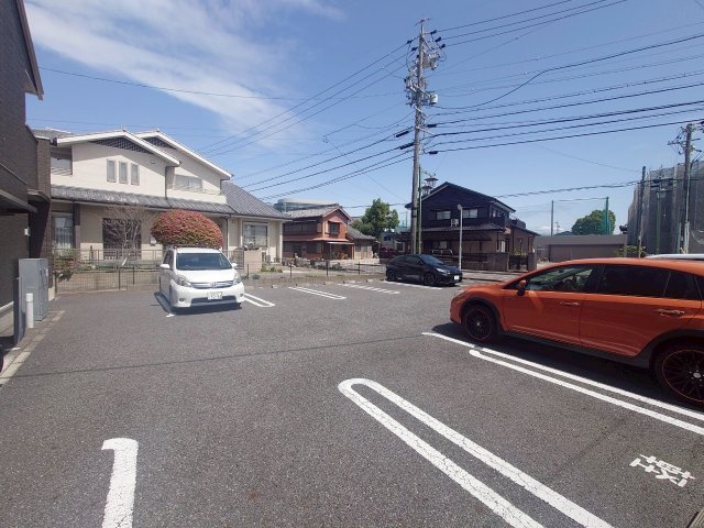 サンルージュ豊栄の駐車場