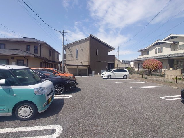 サンルージュ豊栄の駐車場