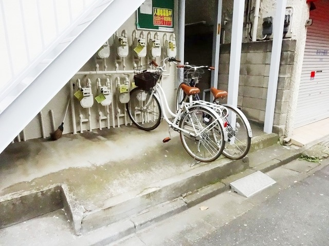 コーポチェリーのその他共用部分|出入り口、駐輪スペース