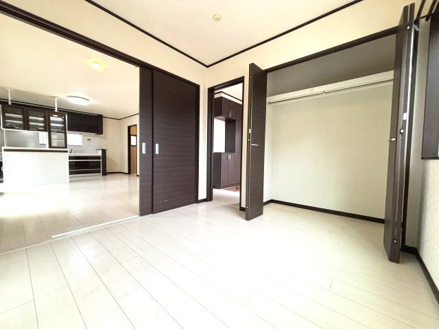 所沢市久米の洋室|リビングとつながる洋室です。
