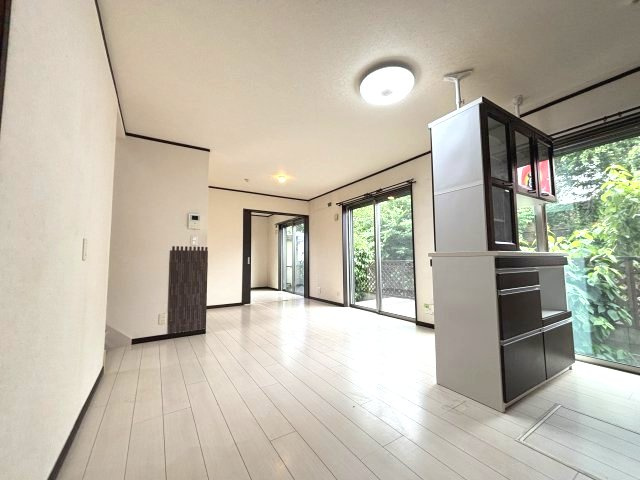 所沢市久米の居間・リビング|全部屋南向きのため、日当たり良好！