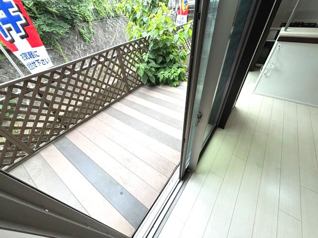 所沢市久米の庭|リビングから直接外にでることが可能なウッドデッキです。