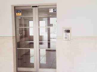 【防犯設備】 | ベルドゥムール志津駅前 | 安心のオートロック完備！セキュリティに配慮したエントランスで、不在時や夜間も心強く、ご家族の暮らしをしっかりと守ります！