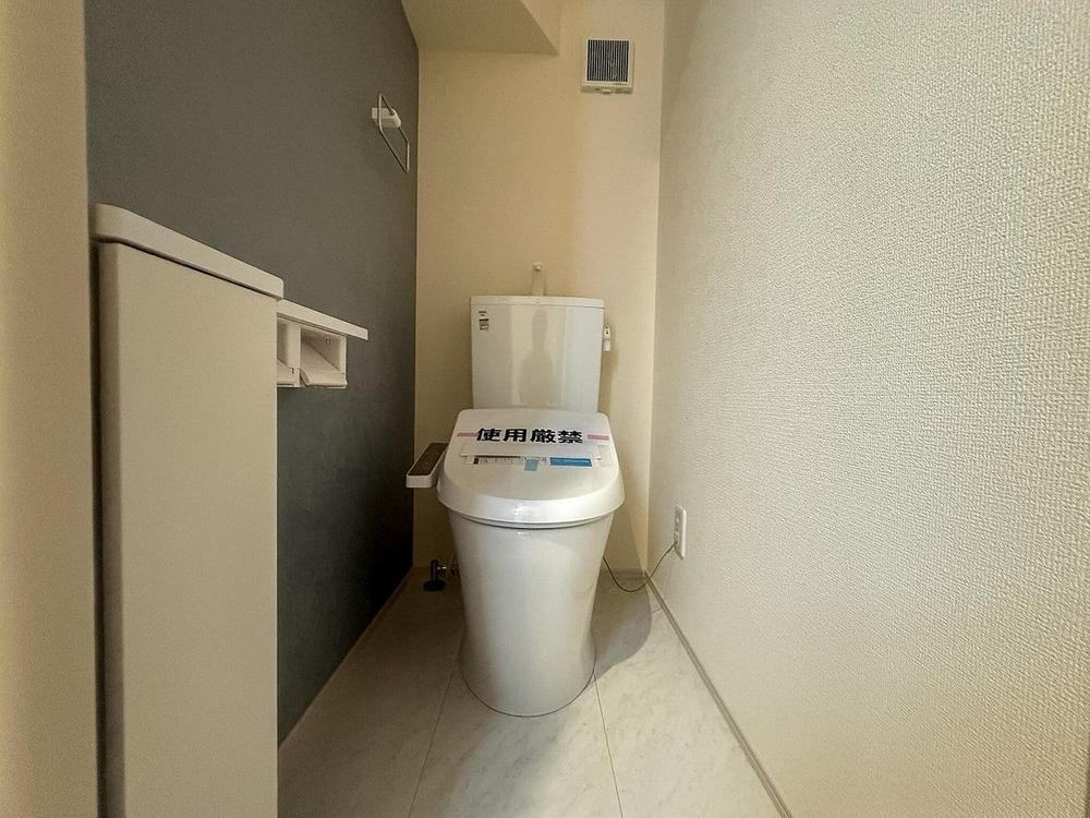 【Livele Garden.S】小平花小金井第二のトイレ|清潔感あふれるモダンなトイレ空間は、収納も完備しており、家族みんなが快適に利用できます。