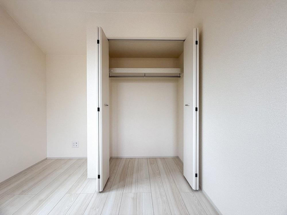 【Livele Garden.S】小平花小金井第二の収納|広々としたクローゼットは、家族の衣類や荷物をすっきり収納できる実用性の高い空間です。