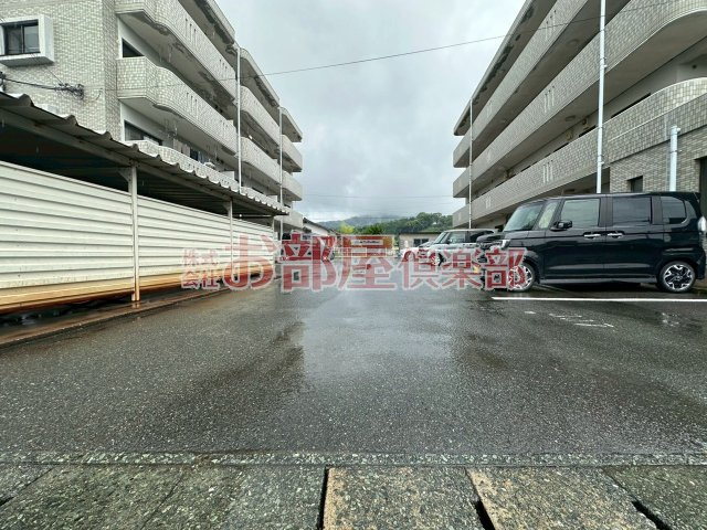 グリーンビル御井 Bの駐車場|車をお持ちの方に嬉しい駐車場付きの物件です