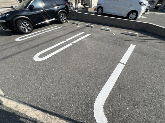 エテルナⅡの駐車場