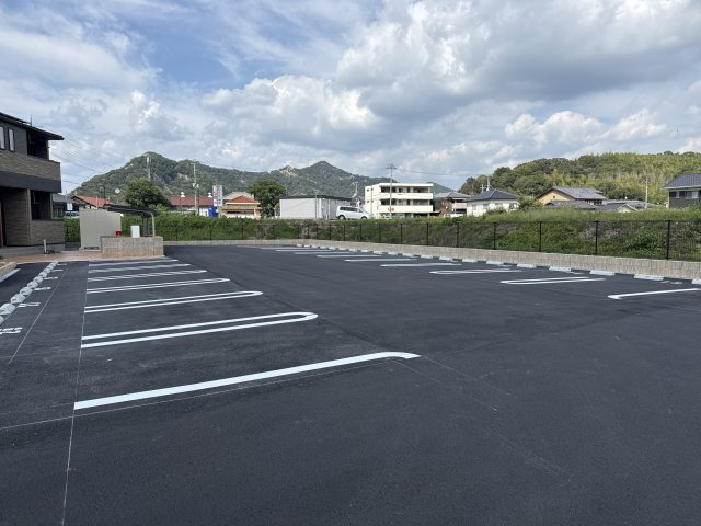メゾングレーヌ東觜崎駅前Ａの駐車場