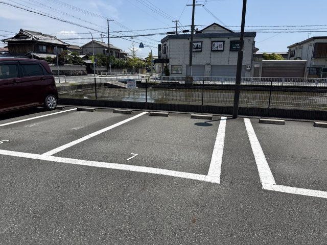 メゾンレフォルテの駐車場