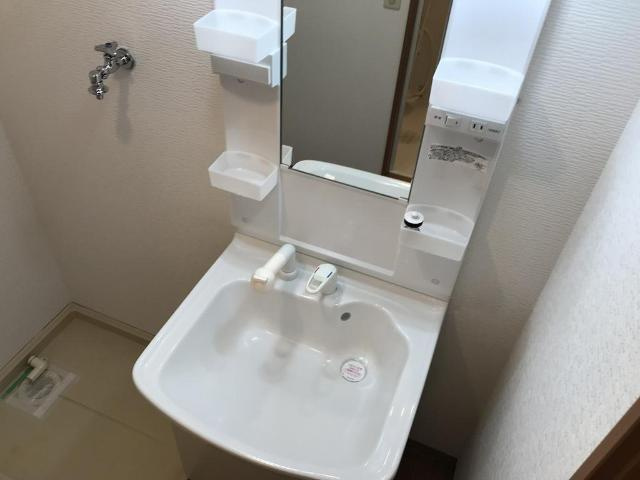 エーデルハイムの洗面所|カゴなども置きやすい広い洗面所