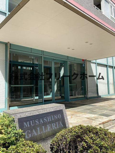 武蔵野市緑町２丁目の賃貸マンションのエントランス
