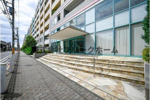 武蔵野市緑町２丁目の賃貸マンションのエントランス