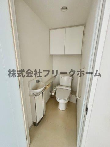 武蔵野市緑町２丁目の賃貸マンションのトイレ