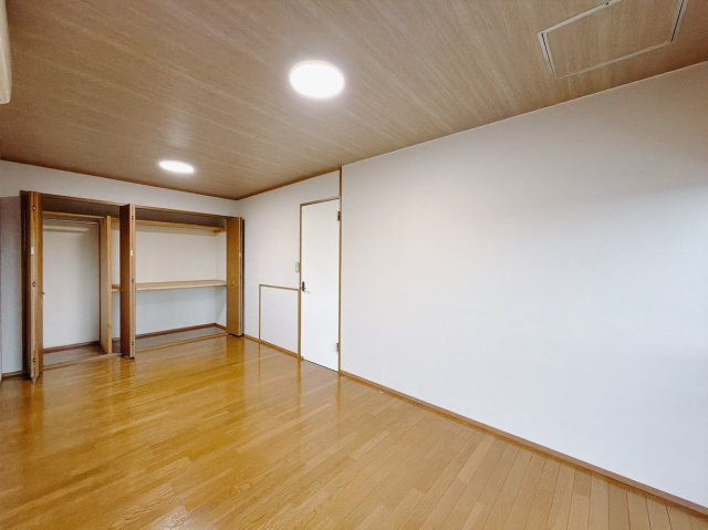 【自社中古】渋川市北橘町真壁の洋室|■2階洋室｜お子様の一人部屋にピッタリな洋室。木のぬくもりを感じるフローリングは、天然木の味わいが時とともに深みを増していきます。また、傷にも強く、フリーワックスでお手入れもラクラクです♪