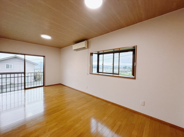 【自社中古】渋川市北橘町真壁の洋室|■2階洋室｜2面採光で明るい2階の洋室。全部屋フローリングなので、お掃除がしやすいです♪大きな収納もあって嬉しい！