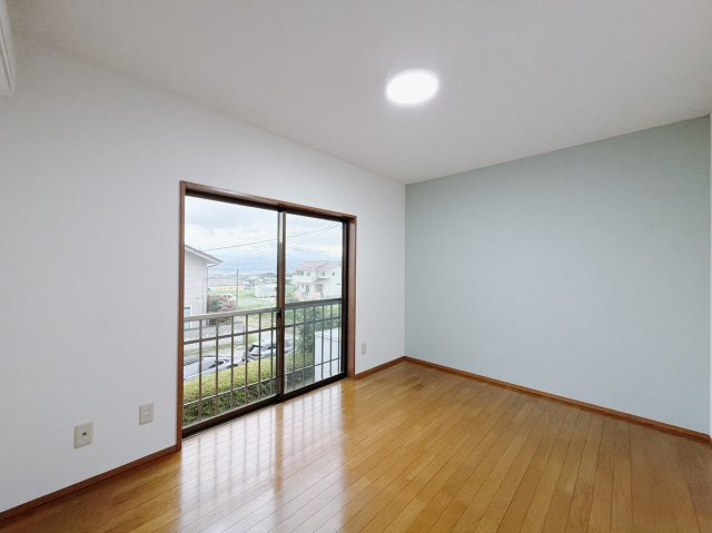 【自社中古】渋川市北橘町真壁の洋室|■2階洋室｜お洒落なアクセントカラーが入っているので、シックな雰囲気になっております。落ち着いた雰囲気で夜はよく眠れそうですね♪
