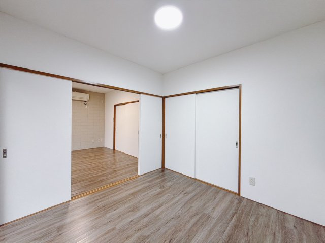 【自社中古】渋川市北橘町真壁の洋室|■1階洋室｜ナチュラルカラーの床です。模様替えなどとても楽しく工夫できます♪陽当たり、風通しもとても良いので毎日快適な生活スタートです！子供部屋にも良いですね♪