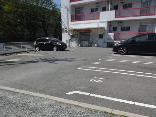 アーバン宮地の駐車場