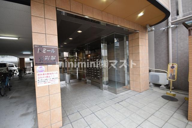 ドミール京町堀のエントランス