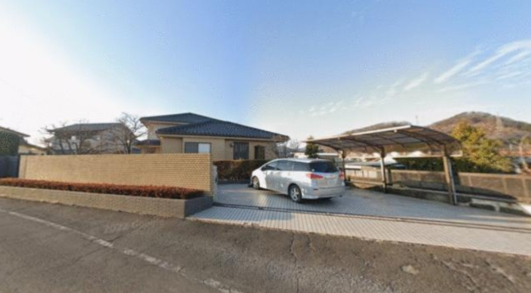 【中古戸建】桐生市境野町4丁目の外観|■外観｜庭付き一戸建てならお子様やペットが走り回っても大丈夫！伸び伸びと遊び、過ごすことができます♪住宅街の中でも圧迫感が少なく、のびのびとした暮らしが叶う立地となっています♪