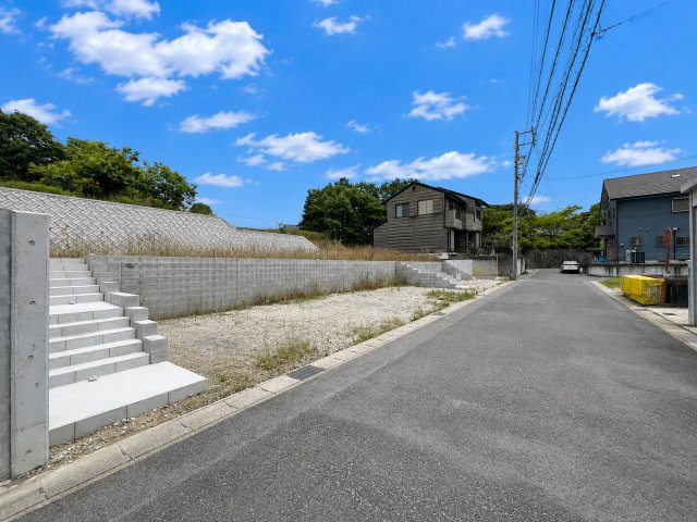 東郷町大字諸輪字東脇土地の前面道路含む現地写真|前面道路約6mのゆとりある街並み。周辺には豊かな緑が広がり、四季の移ろいを身近に感じながら暮らせる住環境です。