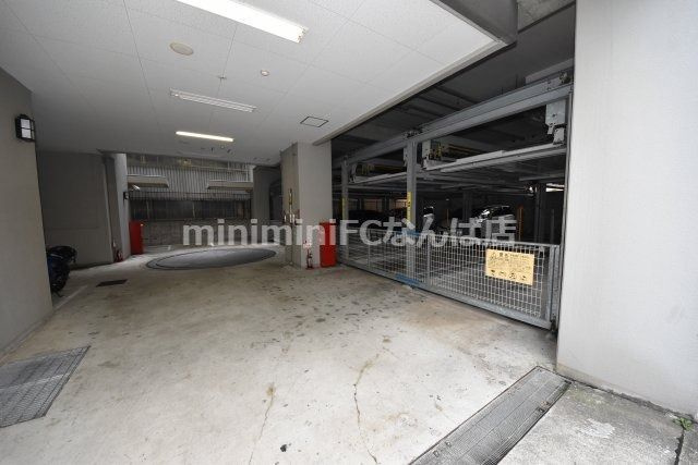 アーデンタワー新町の駐車場
