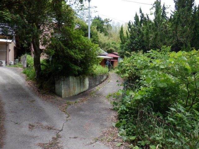 出野尾、戸建の前面道路含む現地写真