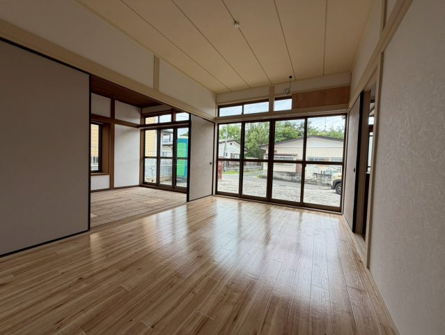 矢吹大町戸建の居間・リビング