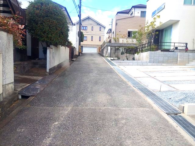宝塚市泉ガ丘新築一戸建の前面道路含む現地写真