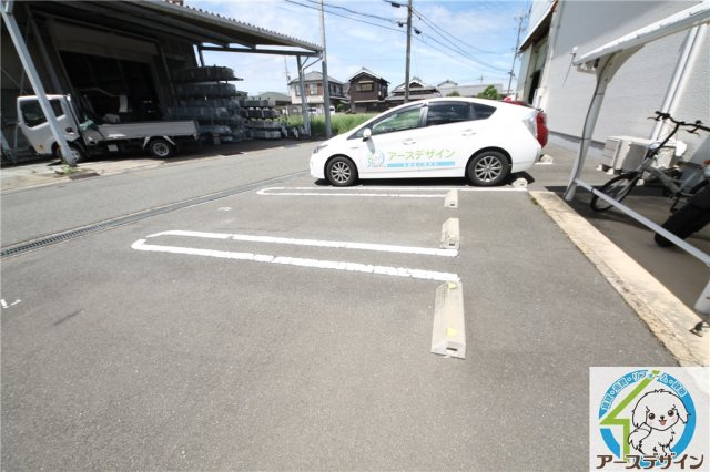 オーヴェスト　アカシの駐車場