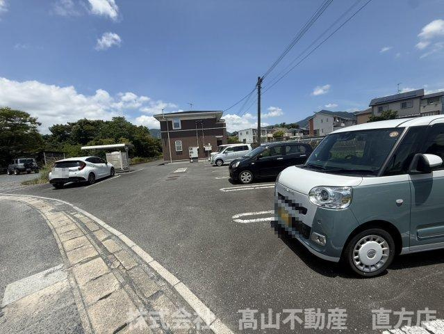 直方市大字頓野のアパートの駐車場