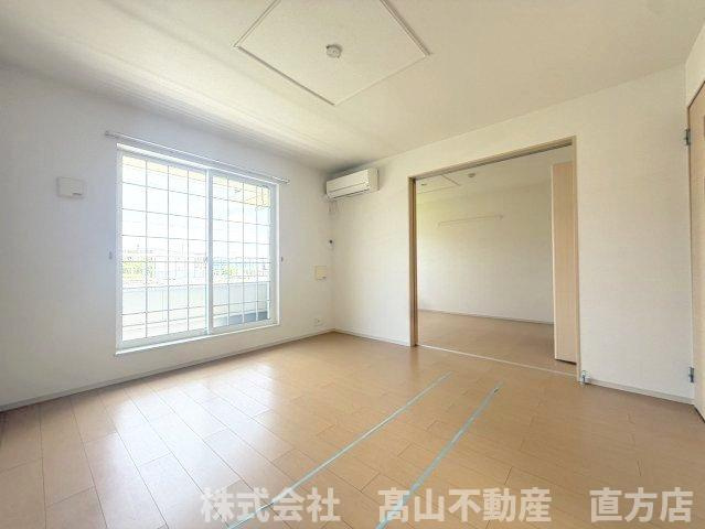 直方市大字頓野のアパートの居間・リビング
