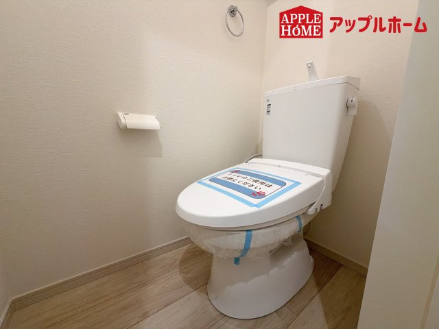 さいたま市北区日進町1期のトイレ|白を基調とした清潔感のある明るい空間。温水洗浄便座付きで、毎日快適・清潔に使用できます。操作しやすい壁面リモコンを採用しています。