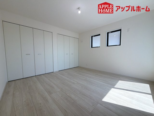 さいたま市北区日進町1期の洋室|クローゼット付きの洋室は、収納スペースが豊富で部屋全体がすっきりと片付きやすいのが特徴です。衣類や荷物を整理しやすく、生活感を抑えた洗練された空間を保てます。