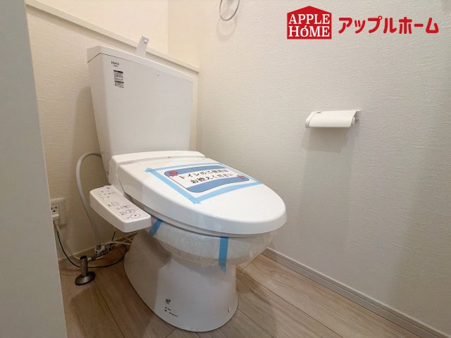 さいたま市北区日進町1期のトイレ|白を基調とした清潔感のある明るい空間。温水洗浄便座付きで、毎日快適・清潔に使用できます。操作しやすい壁面リモコンを採用しています。
