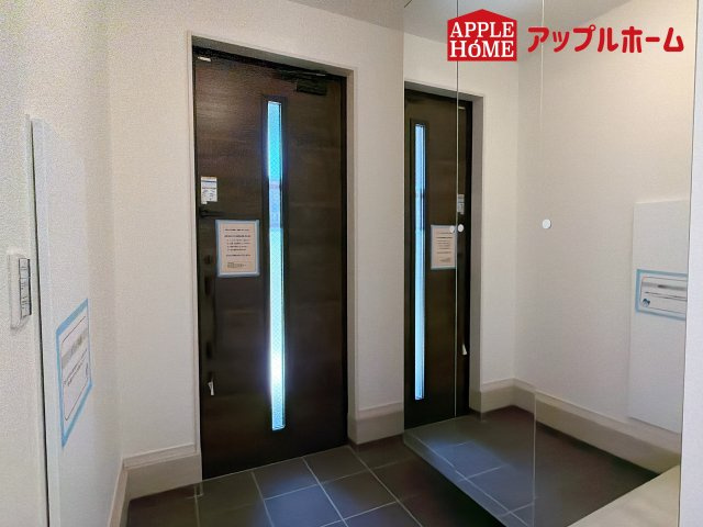 さいたま市北区日進町1期の玄関|清潔感溢れる玄関。便利な姿見鏡＆下駄箱収納付きです♪
散らかりがちな玄関もすっきりと片付きます。
