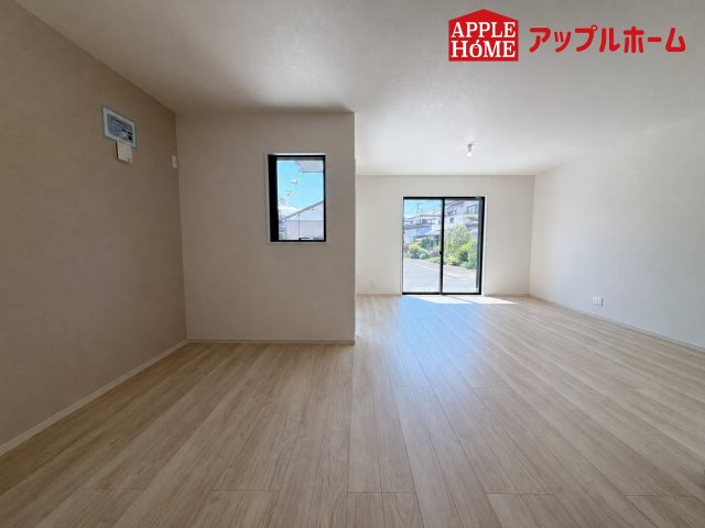 さいたま市北区日進町1期の居間・リビング|窓から差し込む光で家族を温かく包み込みます。いつでも見学可能です！