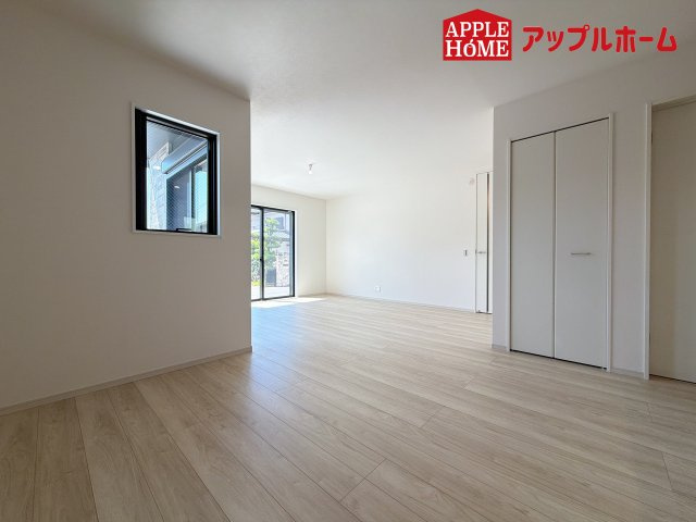 さいたま市北区日進町1期の居間・リビング|窓から差し込む光で家族を温かく包み込みます。いつでも見学可能です！