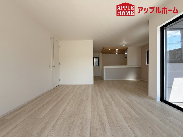 さいたま市北区日進町1期の居間・リビング|広々リビング×対面キッチンで家族の会話も弾みます♪家族団らんの秘訣は間取りにあり☆夢のマイホームを一緒に叶えましょう！
